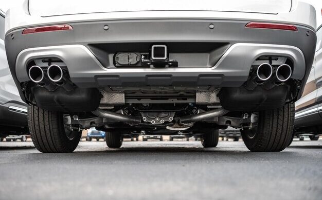 uklad-wydechowy-w-zupelnie-nowym-nowoczesnym-samochodzie_906478-606